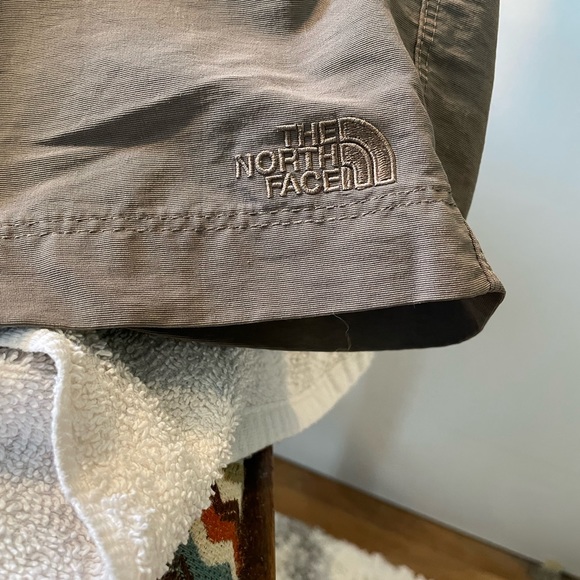 Men’s North Face dark tan shorts - Picture 3 of 4